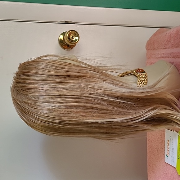 Wig - Picture 4 of 5